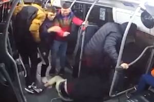 El momento en el que Facundo recibe piñas y patadas de los delincuentes que intentan arrebatarle el celular