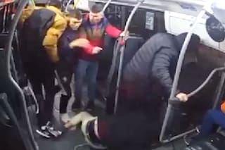 El salvaje robo piraña que sufrió un estudiante arriba de un colectivo que incluyó piñas y patadas en el piso