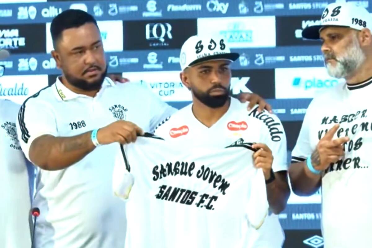 El momento en el que Gabigol posa con los integrantes de la barra de Santos