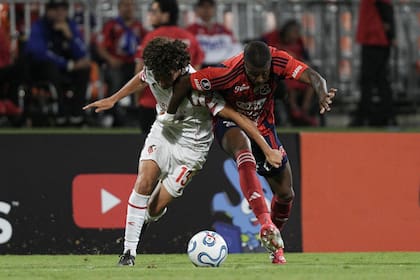 El momento en el que Gastón Benedetti es doblegado por la potencia de Francisco Chaverra y empieza a cometer la infracción que desataría la polémica; Estudiantes no resistió el 1-0 en Medellín y terminó empatando con Independiente por la Copa Libertadores.