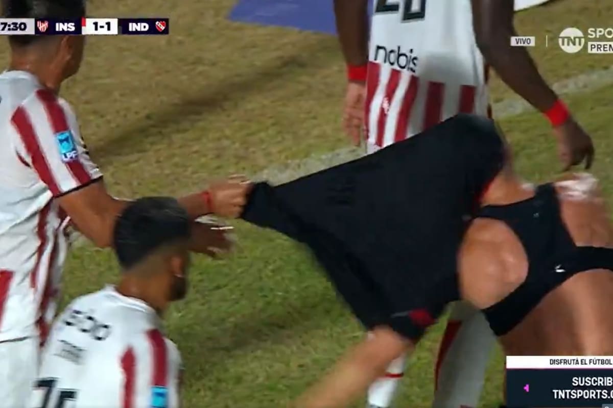 El momento en el que Gustavo Abregú, de Instituto, tomó de la camiseta a Iván Marcone, hasta quitársela; el árbitro no cobró penal