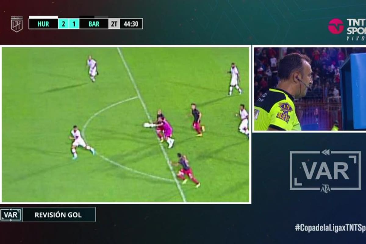 El momento en el que Herrera chequea la mano de Marcos Díaz fuera del área de Huracán: de allí vendrá luego el segundo gol de Barracas Central