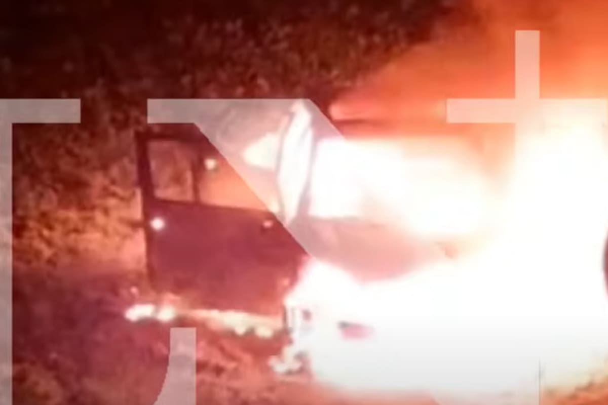 El momento en el que incendiaron la camioneta donde trasladaron a las tres jóvenes asesinadas