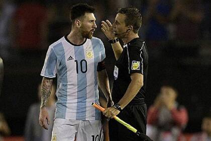 El momento en el que insultó al línea, en el partido contra Chile, que terminó con cuatro partidos de suspensión para Messi