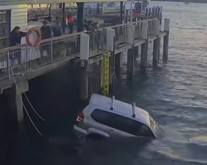 El momento en el que intentan ayudar a la mujer luego del accidente