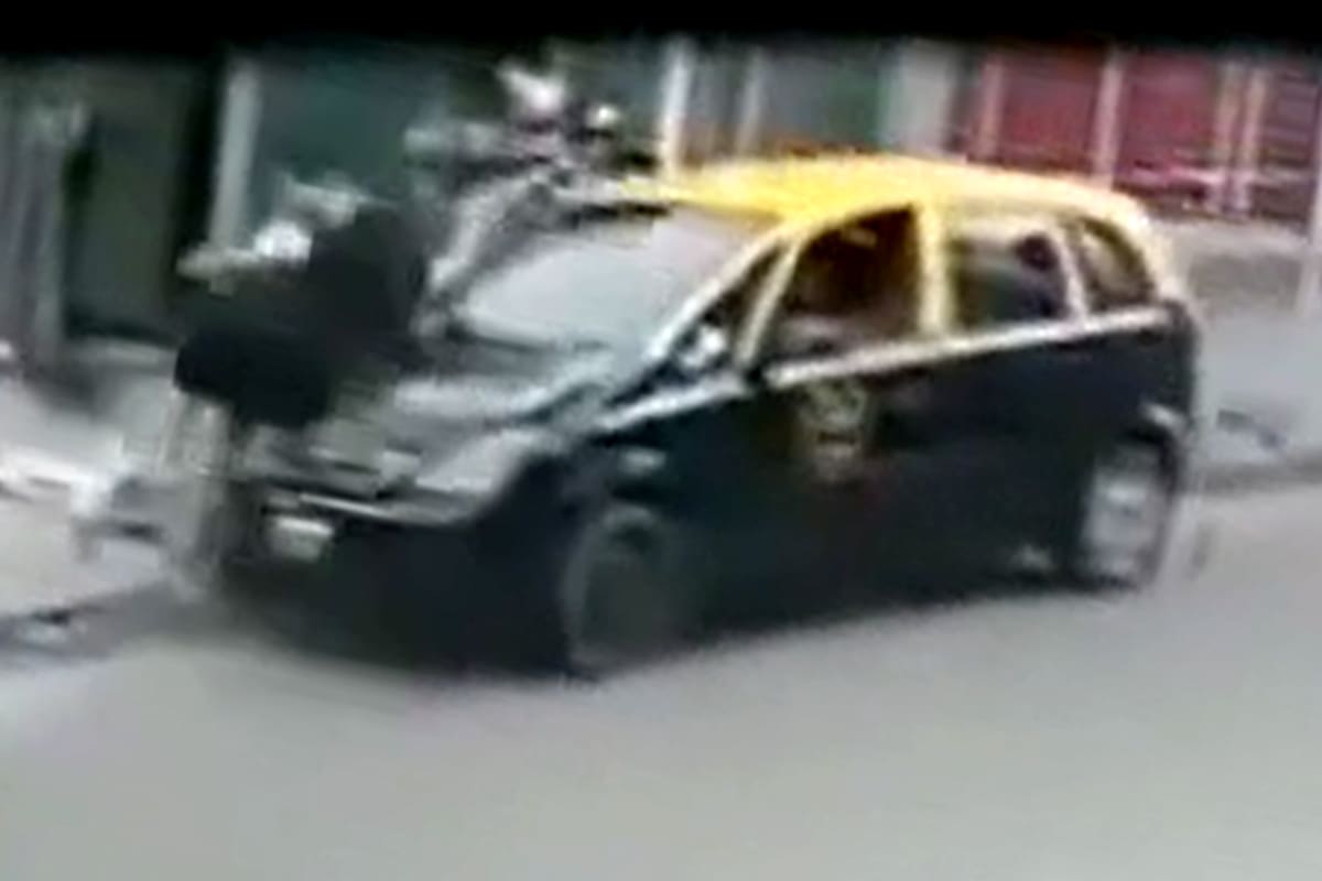 El momento en el que Ivana y Derek son atropellados por un taxista a metros de su casa en González Catán, La Matanza