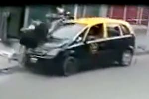 El momento en el que Ivana y Derek son atropellados por un taxista a metros de su casa en González Catán, La Matanza