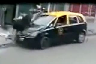 Un taxista atropelló a una mujer con su bebé en brazos y huyó sin asistirlos