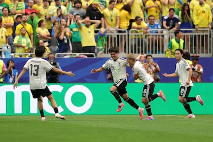 El momento en el que Japón se ilusionaba: Kaishu Sano (centro) festeja tras anotar el 1-0 para los asiáticos (Photo by Alex Slitz / GETTY IMAGES NORTH AMERICA / Getty Images via AFP)