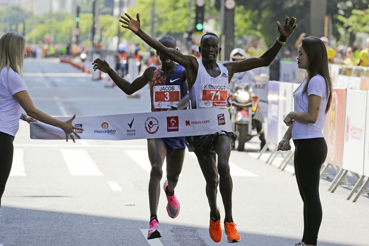 El momento en el que Kenyas Kibiwott Kandie supera a Jacob Kiplimo