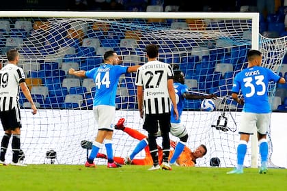 El momento en el que Koulibaly anota el segundo gol de Napoli y condena a Juventus a la derrota en el estadio Diego Armando Maradona por 2-1.
