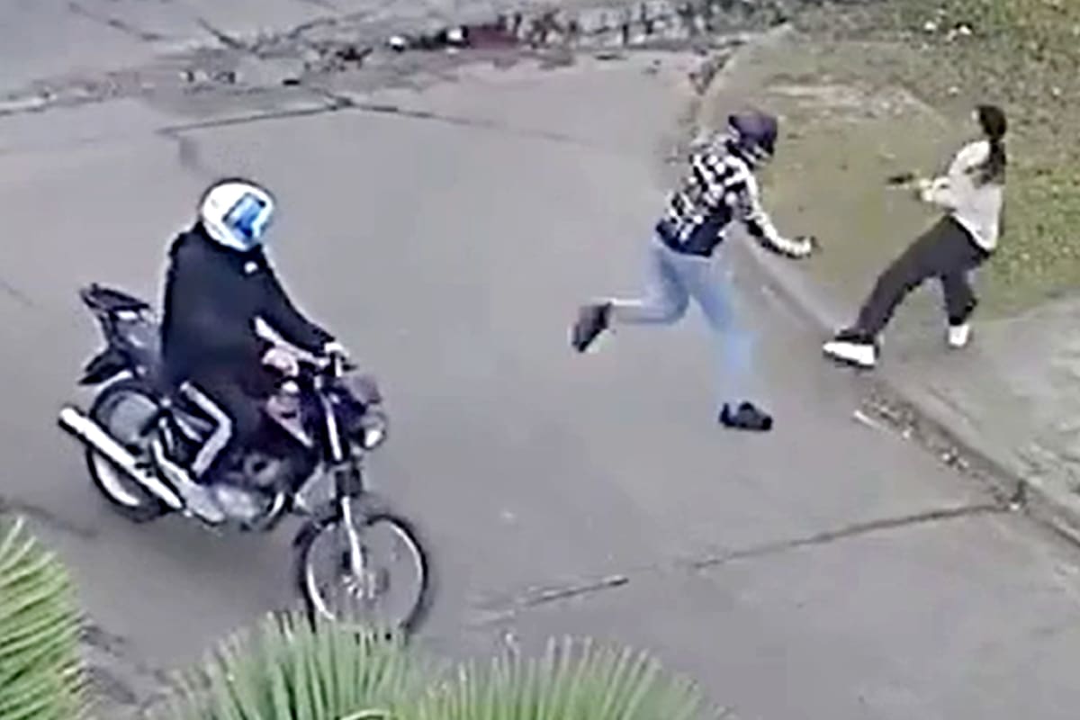 El momento en el que la agente del Comando de Patrullas de Quilmes saca su arma reglamentaria y enfrenta a uno de los dos motochorros