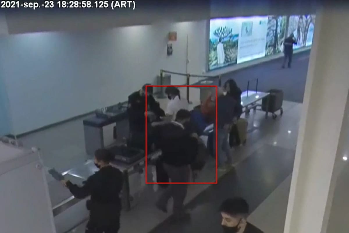 El momento en el que la azafata fue interceptada en el control policial