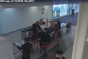 El momento en el que la azafata fue interceptada en el control policial