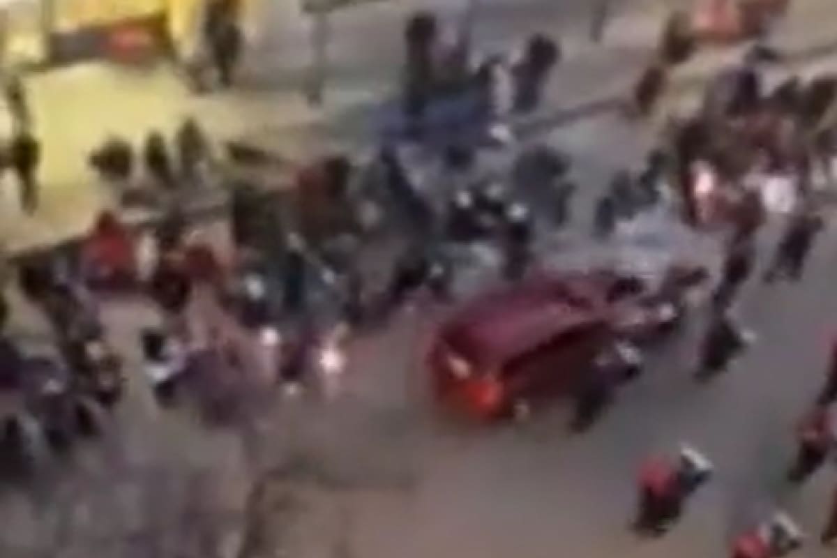 El momento en el que la camioneta embistió contra la multitud