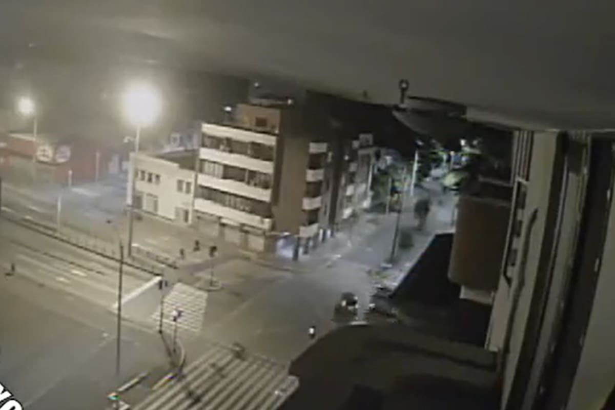 El momento en el que la camioneta en la que iba Freddy Rincón es impactada por un colectivo, en Cali