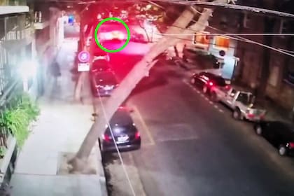 El momento en el que la camioneta Toyota SW4 del acusado embiste al ciclista en el cruce de Ugarteche y avenida Las Heras, fue captado por una cámara de seguridad