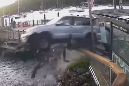 El momento en el que la camioneta vuela hacia el mar