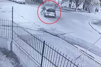 El momento en el que la concejal de Patricia Bullirich, Silvina Valdevenito. frustra la huida de dos motochorros en Ituzaingó