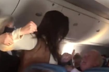 El momento en el que la exmodelo atacó al anciano por el altercado