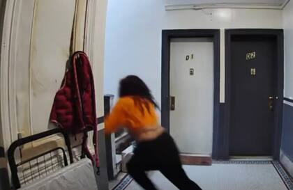 El momento en el que la madre de la adolescente salió a su rescate