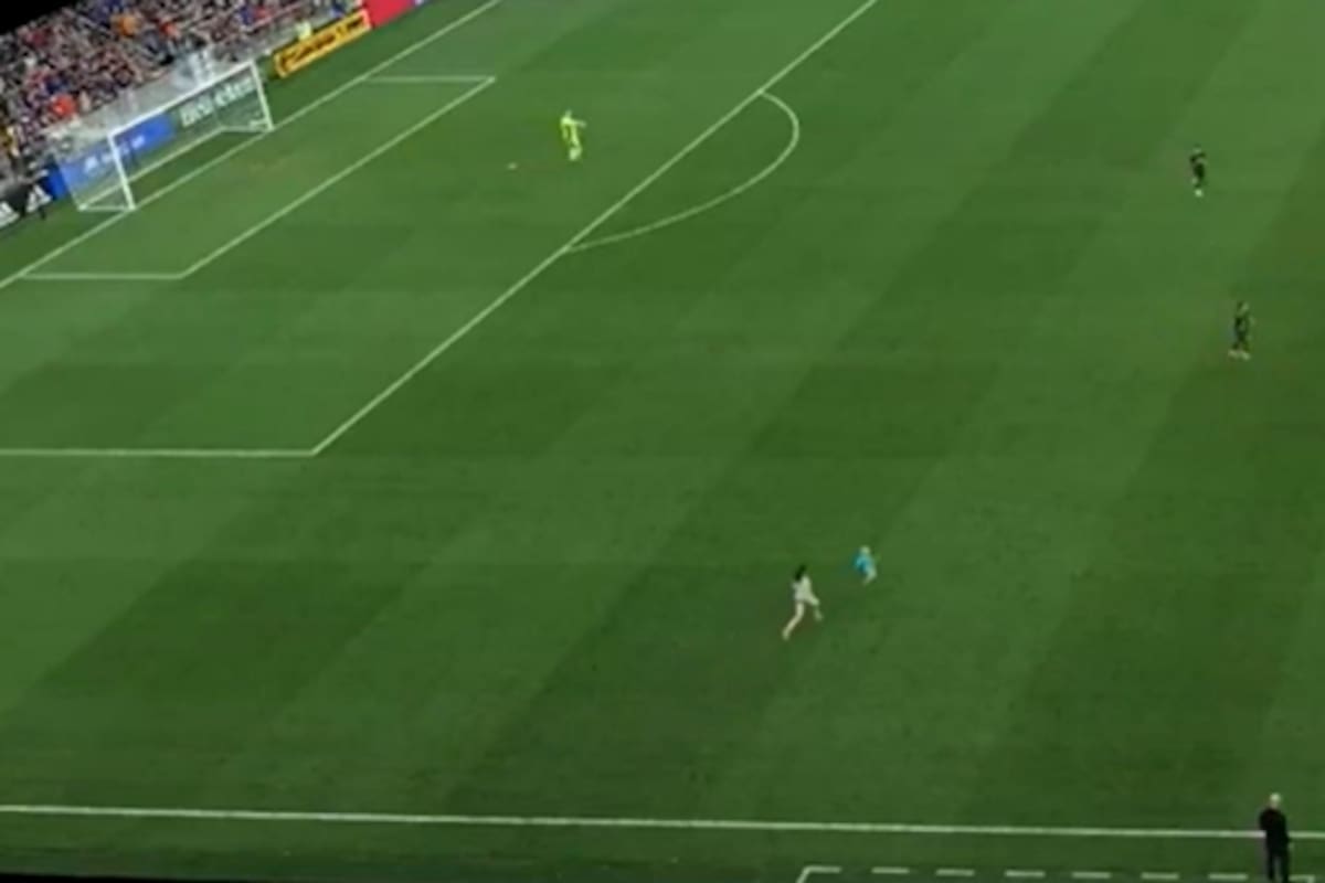 El momento en el que la madre del pequeño lo persigue para alcanzarlo en pleno partido de fútbol.