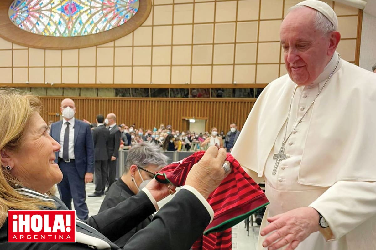 El momento en el que la mamá del crack le entrega su regalo al Santo Padre. "Emoción única. Muchas gracias", escribió ella en sus redes sociales.