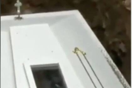 El momento en el que la mano se mueve debajo del panel de vidrio del ataúd