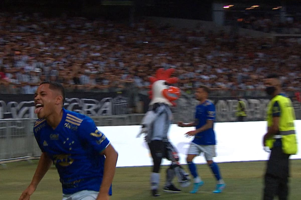El momento en el que la mascota de Atlético Mineiro increpa a uno de los futbolistas de Cruzeiro