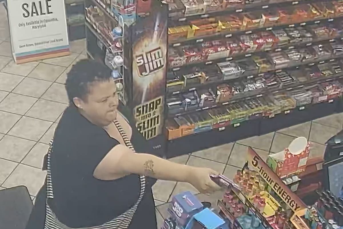 El momento en el que la mujer disparó