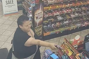 El momento en el que la mujer disparó
