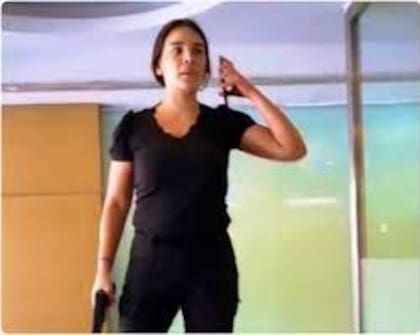El momento en el que la mujer ingresó al banco (Foto: Captura de video)