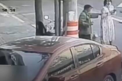 El momento en el que la mujer tiene a su bebé en medio del tránsito