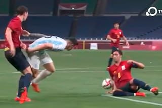 La jugada que reclamó Argentina contra España y que el VAR rechazó