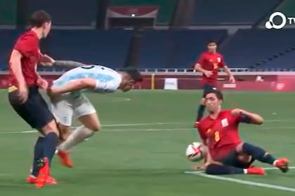 El momento en el que la pelota da en la mano de Mikel Merino, capitán español; Argentina reclamó penal, que ni el árbitro ni el VAR dieron.