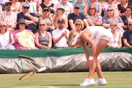 El momento en el que la rusa Mirra Andreeva se trastabilla, suelta la raqueta y la misma impacta en el césped, provocando una polémica penalización por parte de la umpire