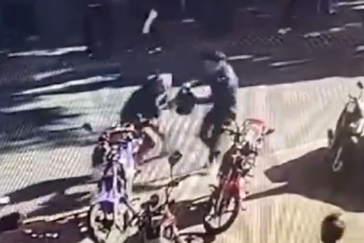 El momento en el que la víctima del intento de robo y el delincuente forcejean por una mochila a metros de un banco en Merlo, provincia de Buenos Aires