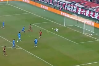 La curiosa conducta antideportiva en el fútbol chino que terminó con ¡dos pelotas adentro de un arco!