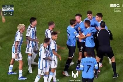 El momento en el que Lionel Messi agarró a un uruguayo del cuello durante un tumulto entre los jugadores
