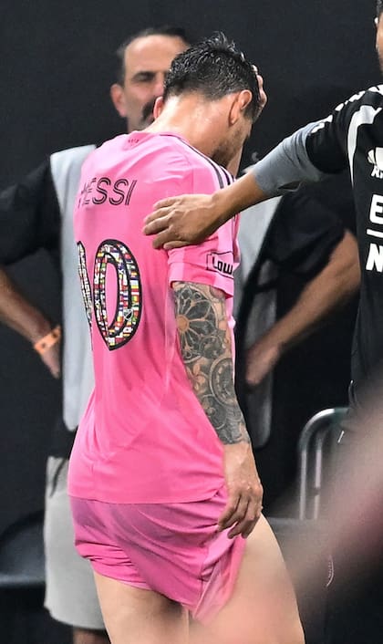 El momento en el que Lionel Messi se retiró lesionado jugando para Inter Miami, en la previa del Mundial 2026