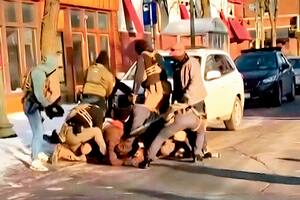 El momento en el que los agentes reducen a Alex Pretti en Minnesota