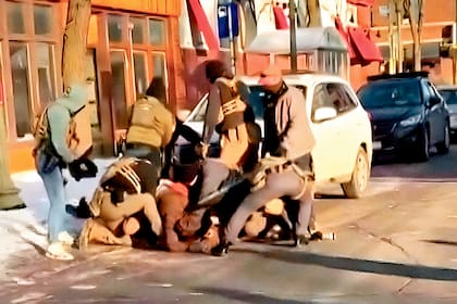 El momento en el que los agentes reducen a Alex Pretti en Minnesota