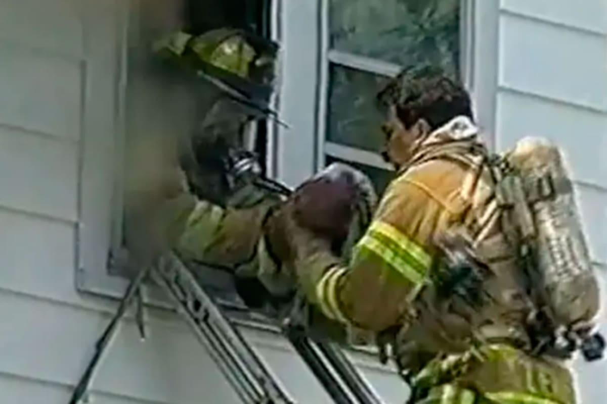 El momento en el que los bomberos rescatan a la bebé