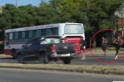 El momento en el que los delincuentes huyen