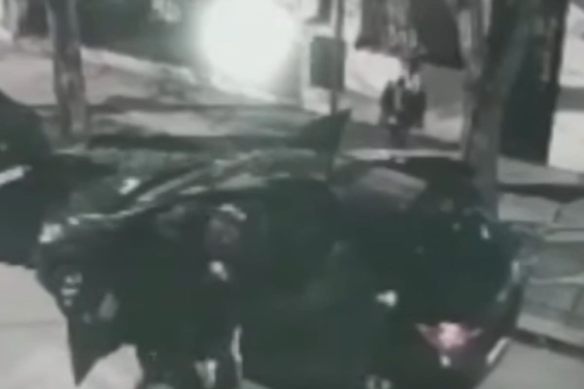 El momento en el que los delincuentes abordan a la madre y sus dos hijos