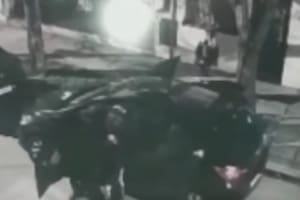 Así fue el momento en el que cuatro delincuentes abordaron a una mujer y sus dos hijos para robarle el auto