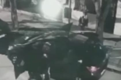 El momento en el que los delincuentes abordan a la madre y sus dos hijos