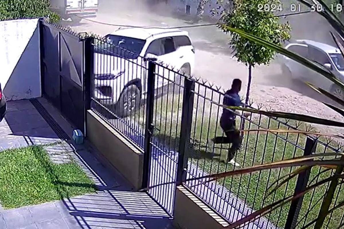 El momento en el que los delincuentes dejan la camioneta robada y efectúan los disparos