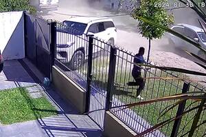 El momento en el que los delincuentes dejan la camioneta robada y efectúan los disparos
