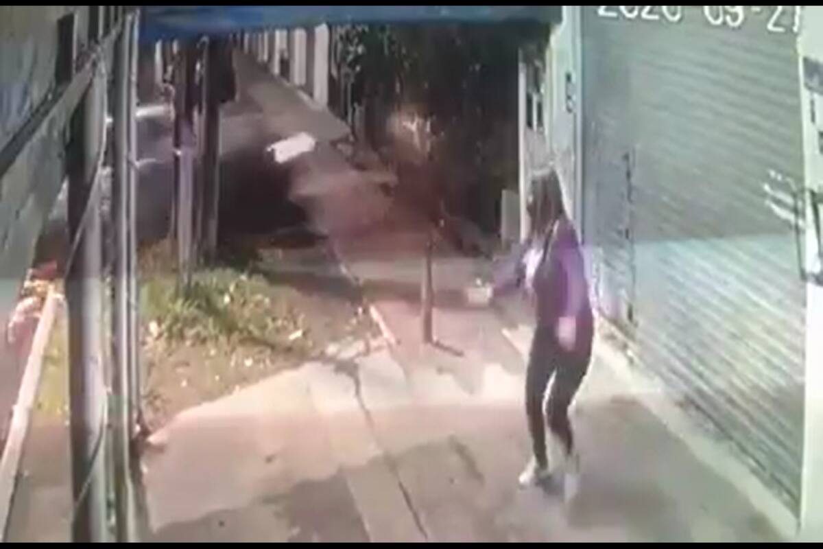 El momento en el que los delincuentes se estrellan con el automóvil robado en la vivienda